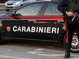 I Carabinieri la fermano e lei li aggredisce, succede a Nocera