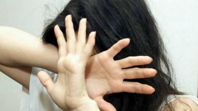 Strappa a morsi l'orecchio alla fidanzata, arrestato eugubino