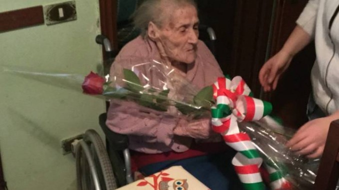 Nonna Primavera riceve un omaggio floreale da parte dell'Amministrazione