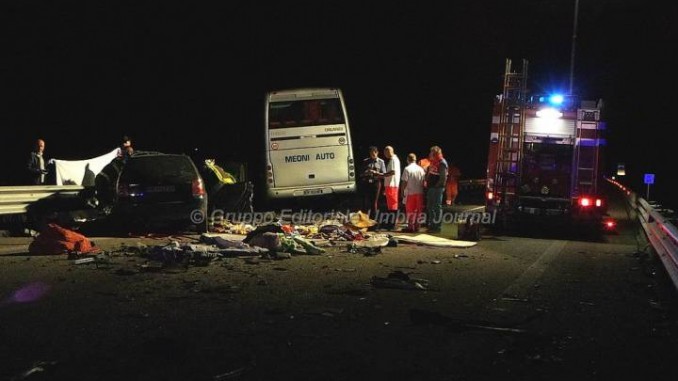 Mortale Gubbio, scontro tra auto e pullman Una scena drammatica è comparsa agli occhi dei soccorritori, dei vari passanti, ma soprattutto