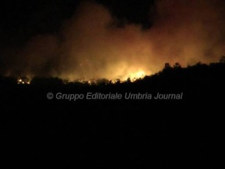Bosco in fiamme a Pieve San Nicolò di Assisi, tutta la notte per domarlo