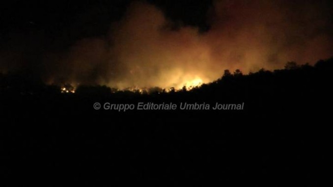 Bosco in fiamme a Pieve San Nicolò di Assisi, tutta la notte per domarlo