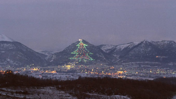 Albero di Natale, accensione straordinaria della stella cometa