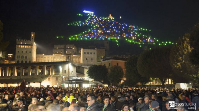 151207 accensione albero di natale gubbio Albero di Gubbio, nel 2015, un pubblico da record in città