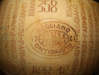 Bottiglie pregiate e 6 chili di parmigiano dentro l'auto, denunciati