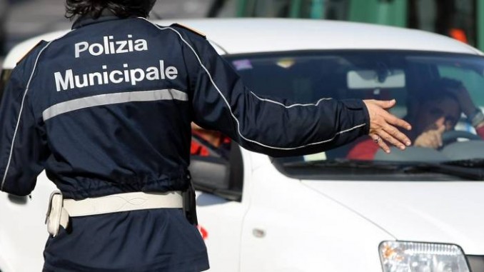 Quattro infrazioni in contemporanea, giovane multato dalla polizia locale