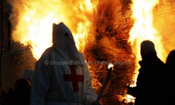 Cristo Morto, in migliaia a Gubbio per la processione