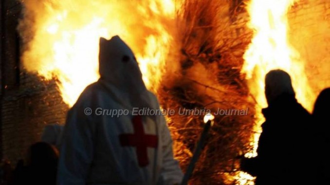 Cristo Morto, in migliaia a Gubbio per la processione