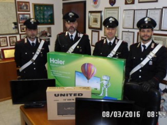 Ruba un televisore che vende ad un commerciante eugubino