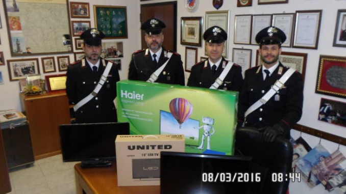 Ruba un televisore che vende ad un commerciante eugubino