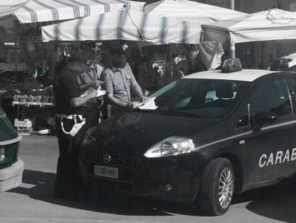 Ruba tra le bancarelle, denunciata donna albanese a Gubbio