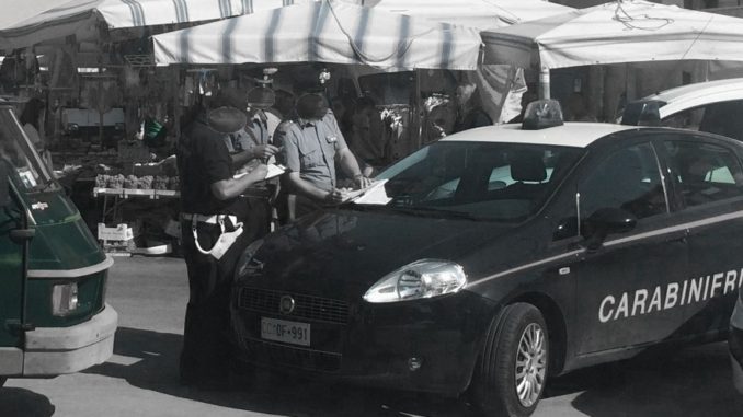 Ruba tra le bancarelle, denunciata donna albanese a Gubbio