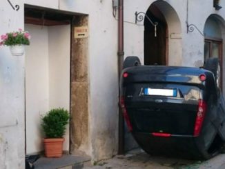 Auto si ribalta a Gubbio, ragazza in ospedale