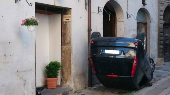 Auto si ribalta a Gubbio, ragazza in ospedale