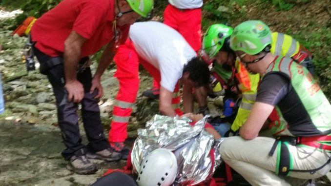 soccorso-alpino Escursionista infortunata sul Monte Cucco, salvata dal Sasu