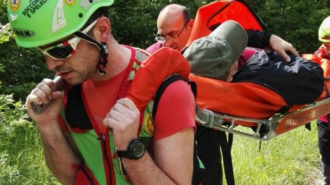Motociclista cade in montagna, soccorso alpino lo salva