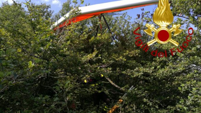Precipita con il parapendio vicino al Monte Cucco, in ospedale