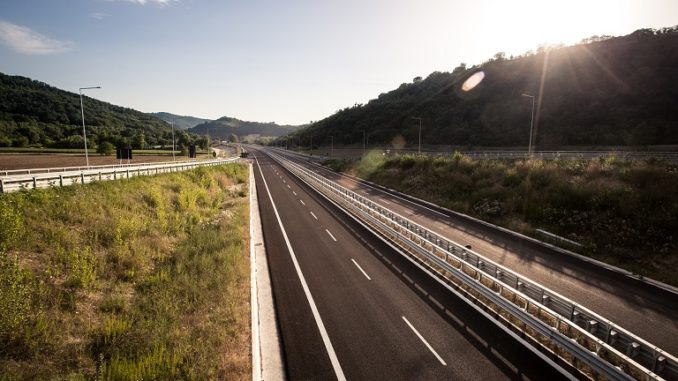 Strada statale 318 di Valfabbrica chiusa di notte per lavori