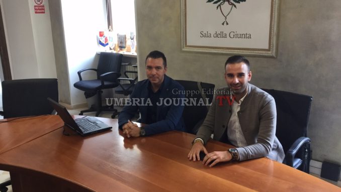 diego-pierini-e-francesco-lucantoni Presentata l’App ViViGualdo, uno strumento che permette di aggiornare turisti