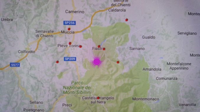 Fortissima scossa di magnitudo 5.4 a Macerata, a Gualdo Tadino gente in strada