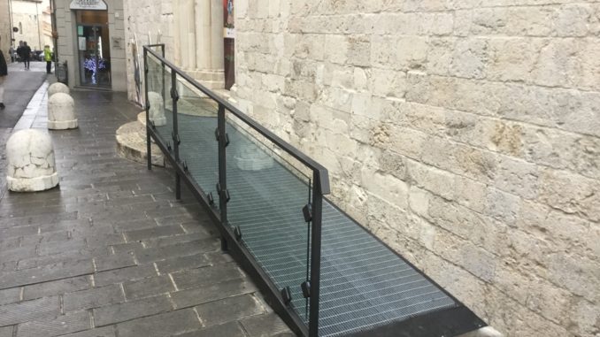 Gualdo Tadino, installata la rampa di accesso alla chiesa di San Francesco