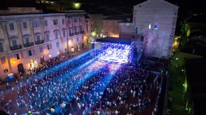 Gubbio, Achille Lauro e Mario Biondi, ancora disponibili biglietti per i due grandi concerti in Piazza Grande
