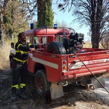 Vasti incendi a Gualdo Tadino, diverse squadre dei vigili del fuoco a lavoro