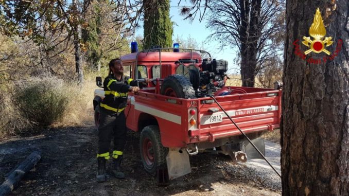 Vasti incendi a Gualdo Tadino, diverse squadre dei vigili del fuoco a lavoro