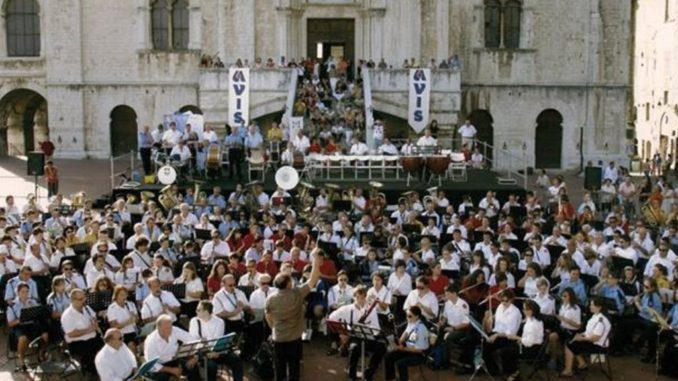 Gubbio, domenica appuntamento in piazza grande con Sbandiamo