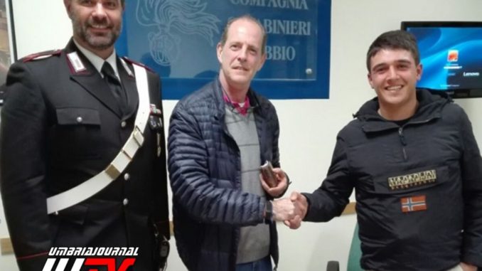 Gubbio, trova portafoglio con 1500 euro e lo riconsegna