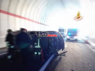 Auto si ribalta in galleria, illesi marito e moglie a Osteria del Gatto e Branca 