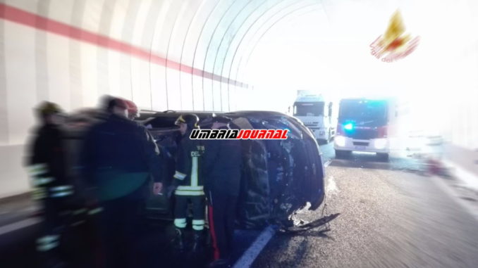 Auto si ribalta in galleria, illesi marito e moglie a Osteria del Gatto e Branca 