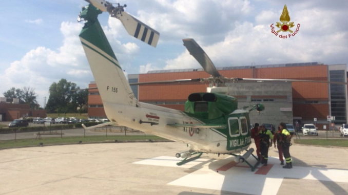 Elicottero Vigili del fuoco, Drago 115,  porta in salvo tre escursionisti sul Monte Cucco