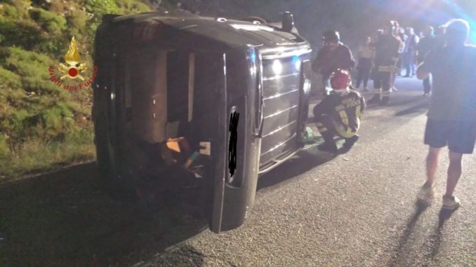 Incidente a Gualdo Tadino auto si ribalta lungo la Valsorda, ferito conducente