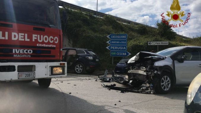 Incidente a Gubbio, scontro tra due auto, un ferito