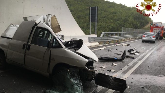 Un morto e un ferito grave, incidente a Valfabbrica, all'interno della galleria