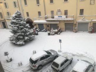 Cade la neve e cominciano i primi disagi, Gualdo Tadino imbiancata