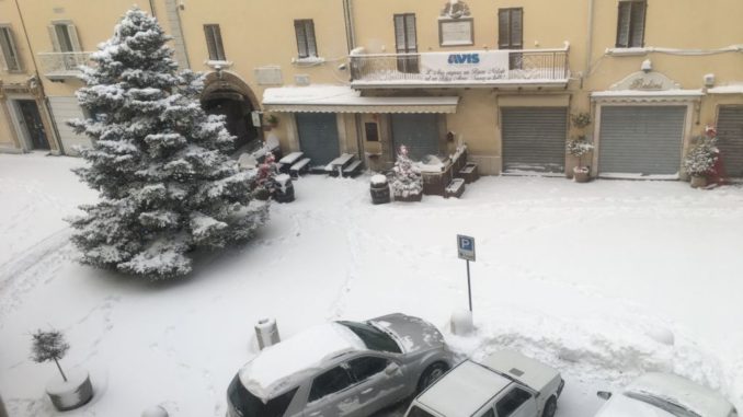 Cade la neve e cominciano i primi disagi, Gualdo Tadino imbiancata