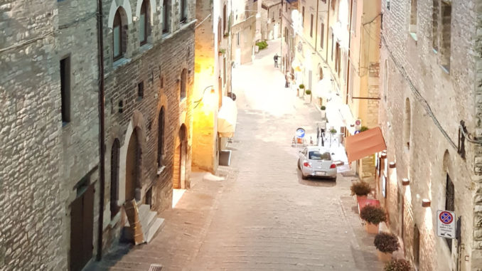 Sostituzione corpi illuminanti in via Repubblica, finanziato dai commercianti