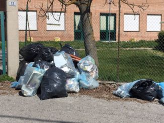 Gubbio, le pulizie di primavera, ripulita una vasta zona sotto gli occhi increduli dei passanti