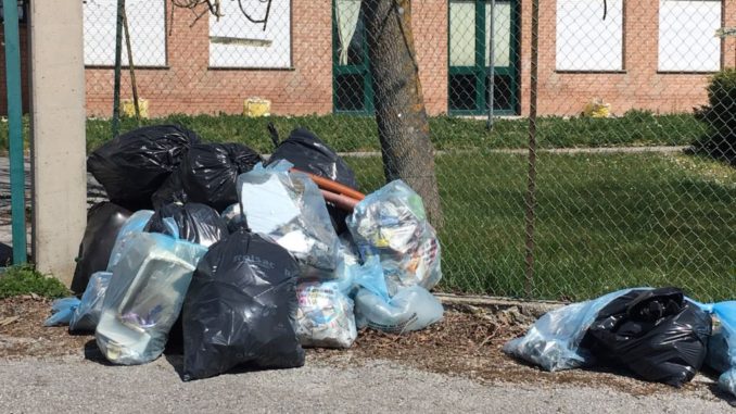 Gubbio, le pulizie di primavera, ripulita una vasta zona sotto gli occhi increduli dei passanti