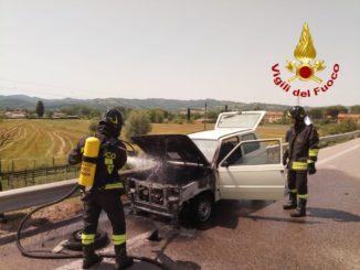 Fiat Panda in fiamme sulla Pian d'Assino tra Gubbio e San Marco