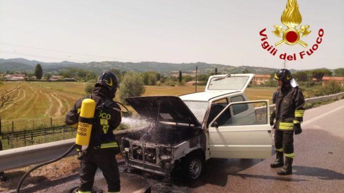 Fiat Panda in fiamme sulla Pian d'Assino tra Gubbio e San Marco