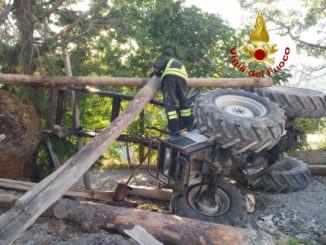 Tragedia sfiorata a Colonnata trattore si ribalta e travolge tutto