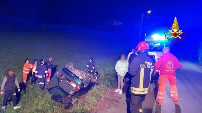 Auto si ribalta a Palazzetto una donna è rimasta ferita nell'incidente