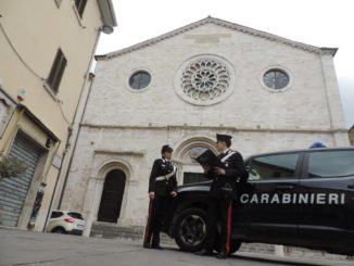 Molestava e minacciava la moglie e la suocera, arrestato