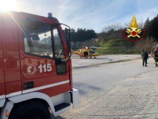 Uomo finisce sotto a un trattore, elisoccorso per salvarlo