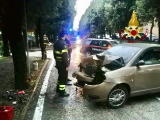 Fa tutto da solo e si schianta su un albero, in via della Rimembranza