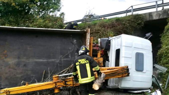 Variante di Gubbio est, camion precipita di sotto, conducente in ospedale
