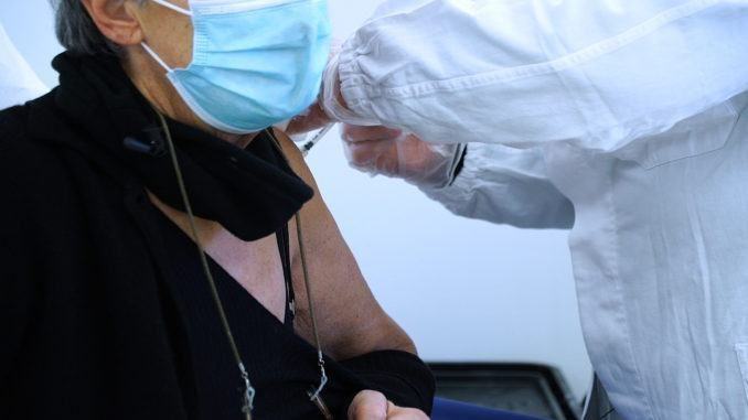 Gualdo Tadino, inaugurato oggi il Punto Vaccinale al Centro della Terza Età